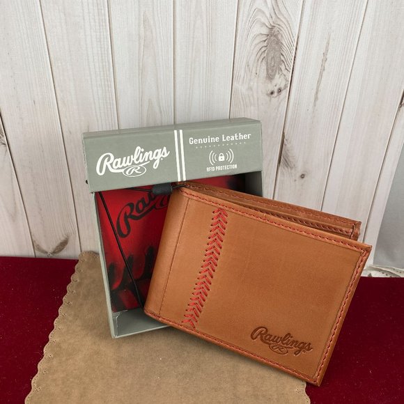 Rawlings Baseball Stitch bi-fold wallet is crafted from quality calfskin leather - Picture 4 of 4